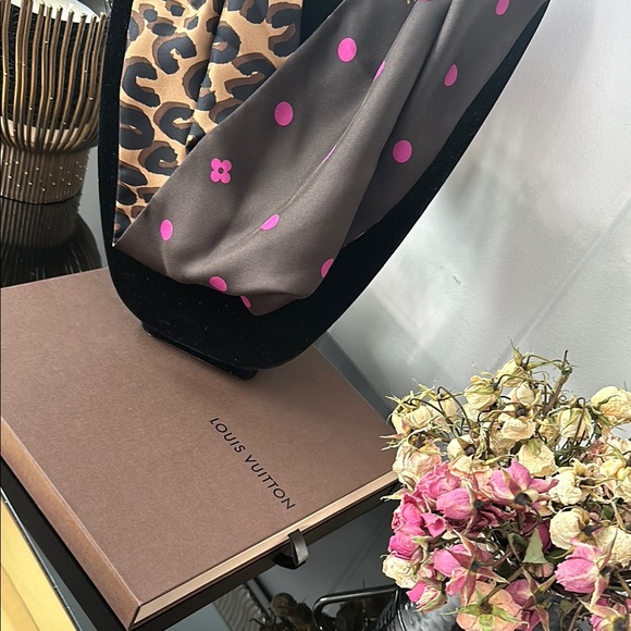 Louis Vuitton Limited Edition Leopard & Polka Dot Silk infinity Scarf with Box - Picture 4 of 5